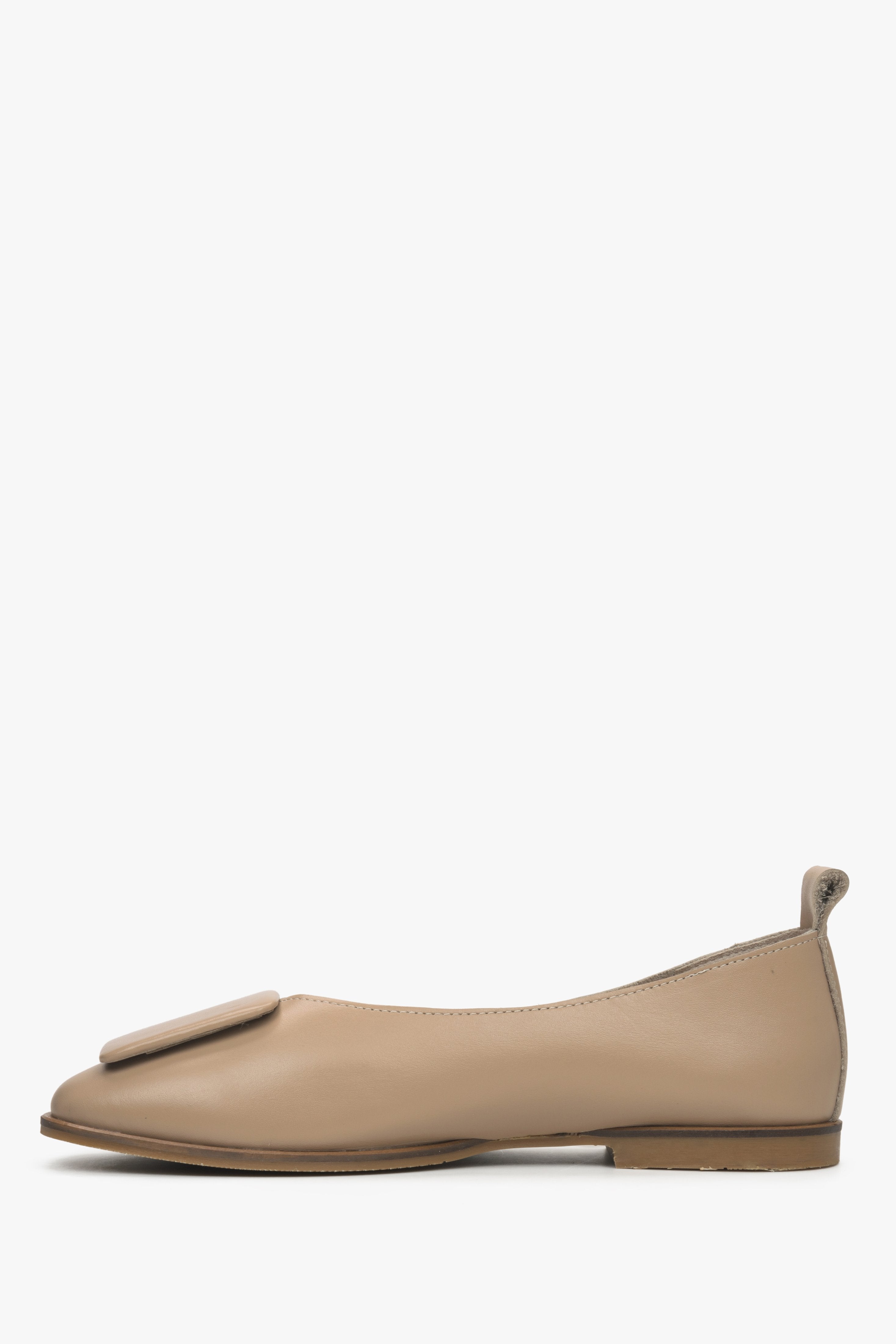 Women's beige leather ballet flats by Estro - shoe profile.