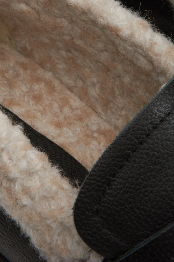 Women's black Estro moccasins with synthetic beige fur - close-up of the insulating interior.