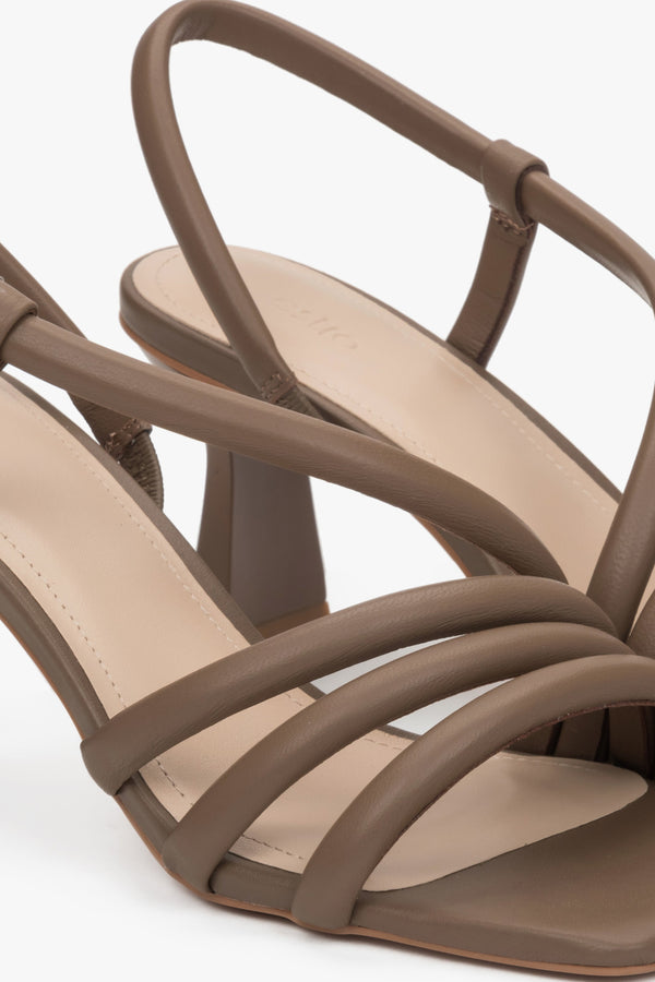 Women's strappy sandals in brown made of genuine leather by Estro - a close up on details.