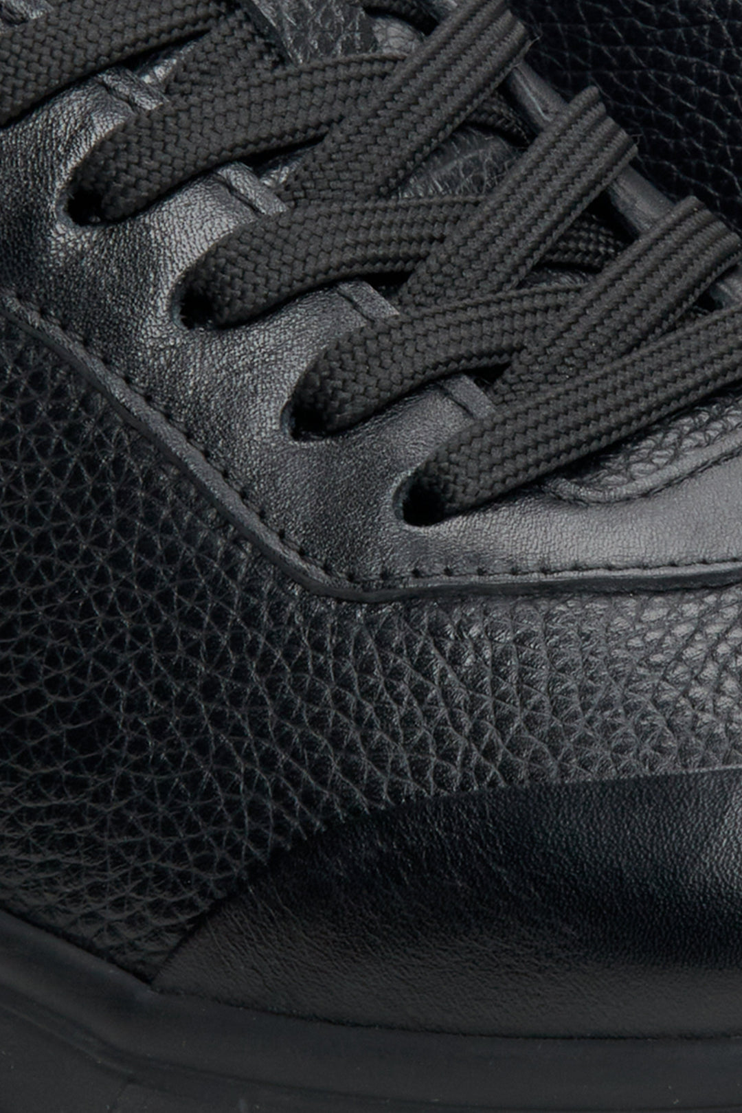 Men's soft leather sneakers in black by Estro - close-up on the lacing system.