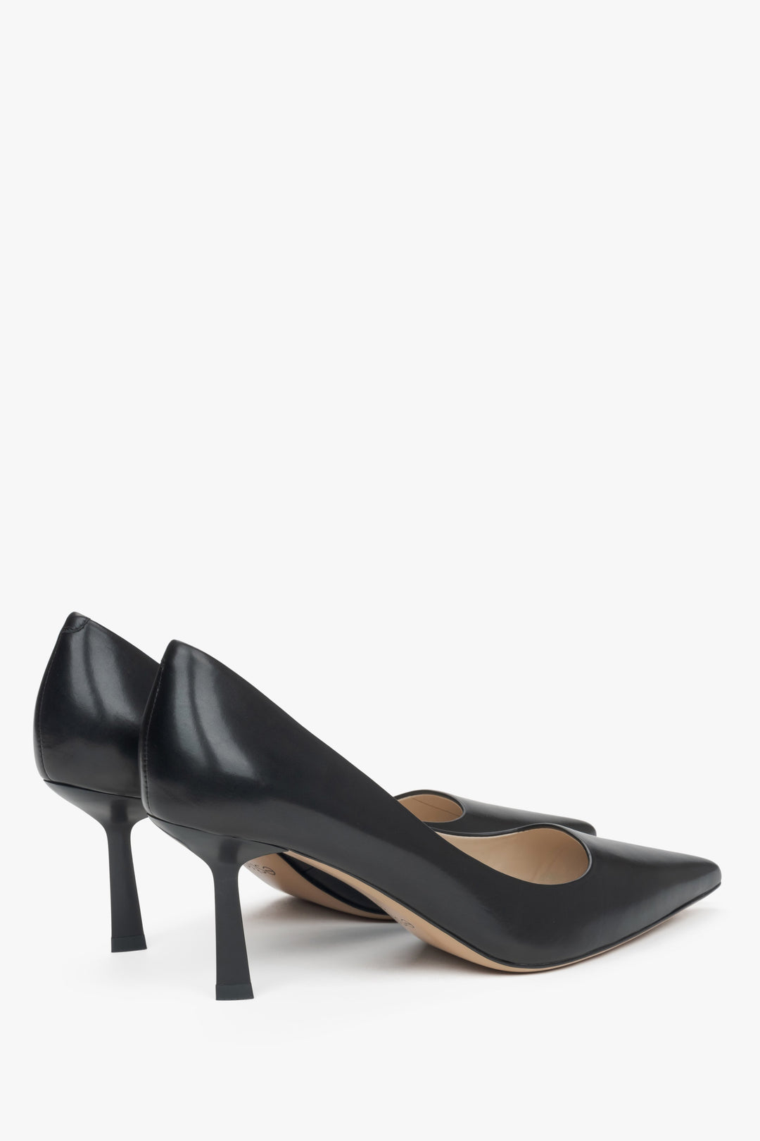 Black leather women's pumps by Estro - close-up of the shoe's heel.