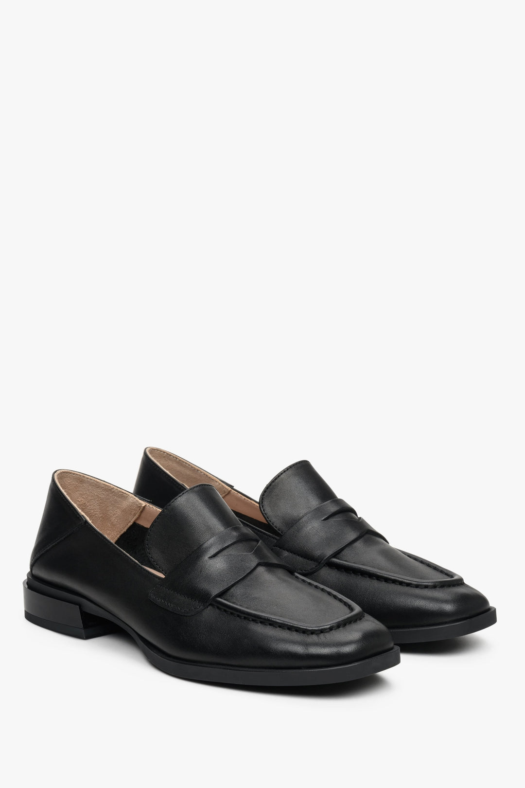 Women's black leather loafers with a low heel by Estro - presentation of the toe of the shoes.