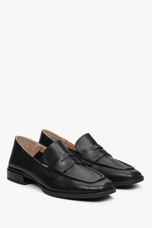 Women's black leather loafers with a low heel by Estro - presentation of the toe of the shoes.