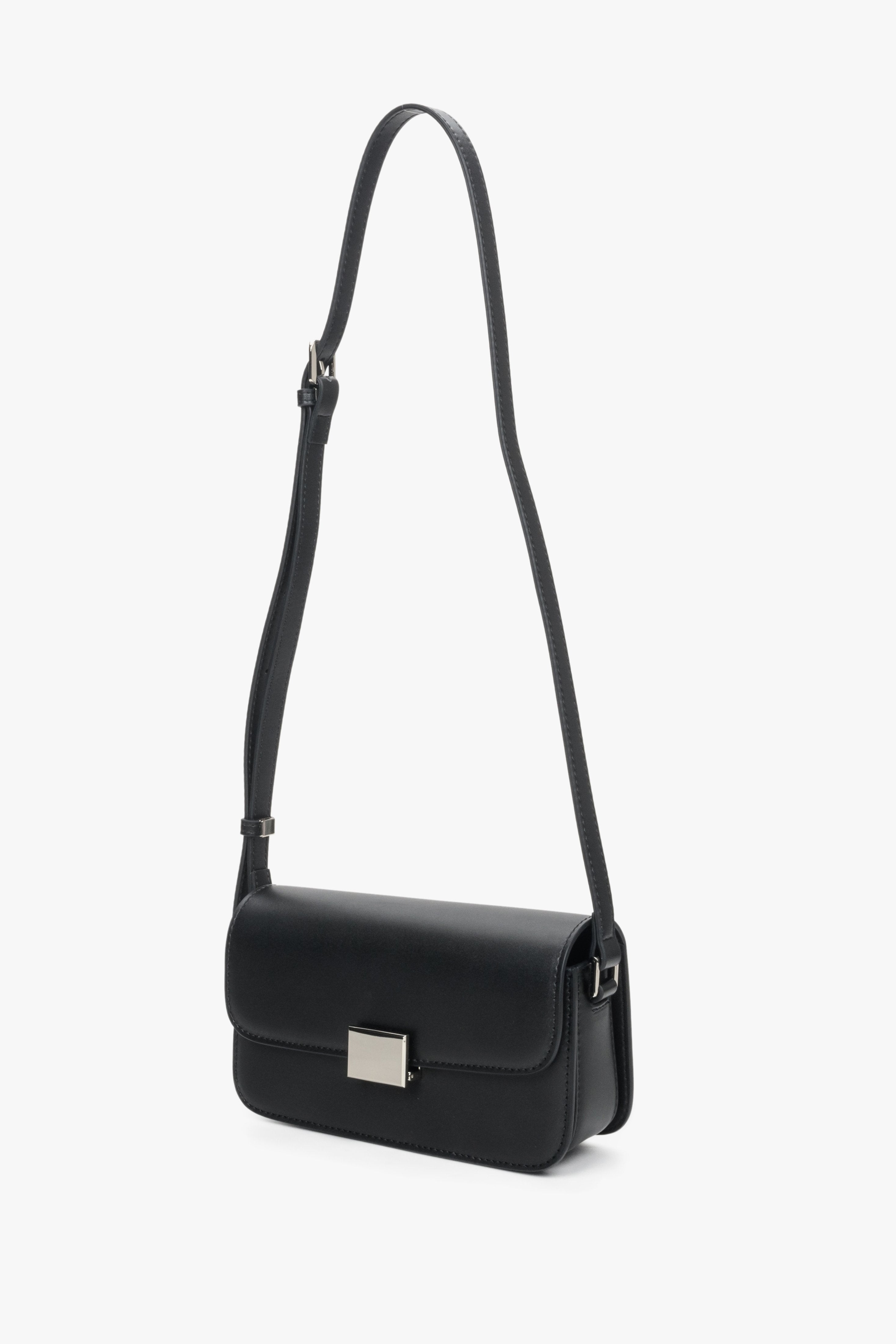 Women's black leather handbag with silver fittings Estro - presentation of the model with an extended strap.