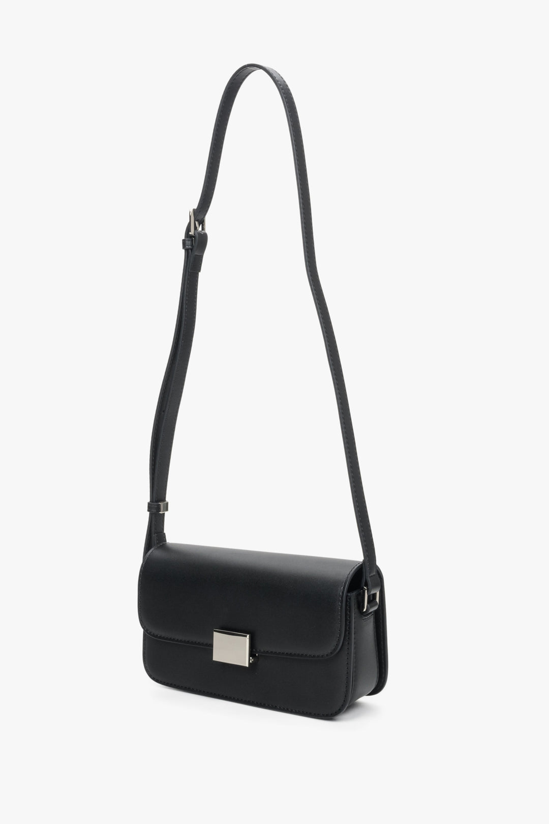 Women's black leather handbag with silver fittings Estro - presentation of the model with an extended strap.