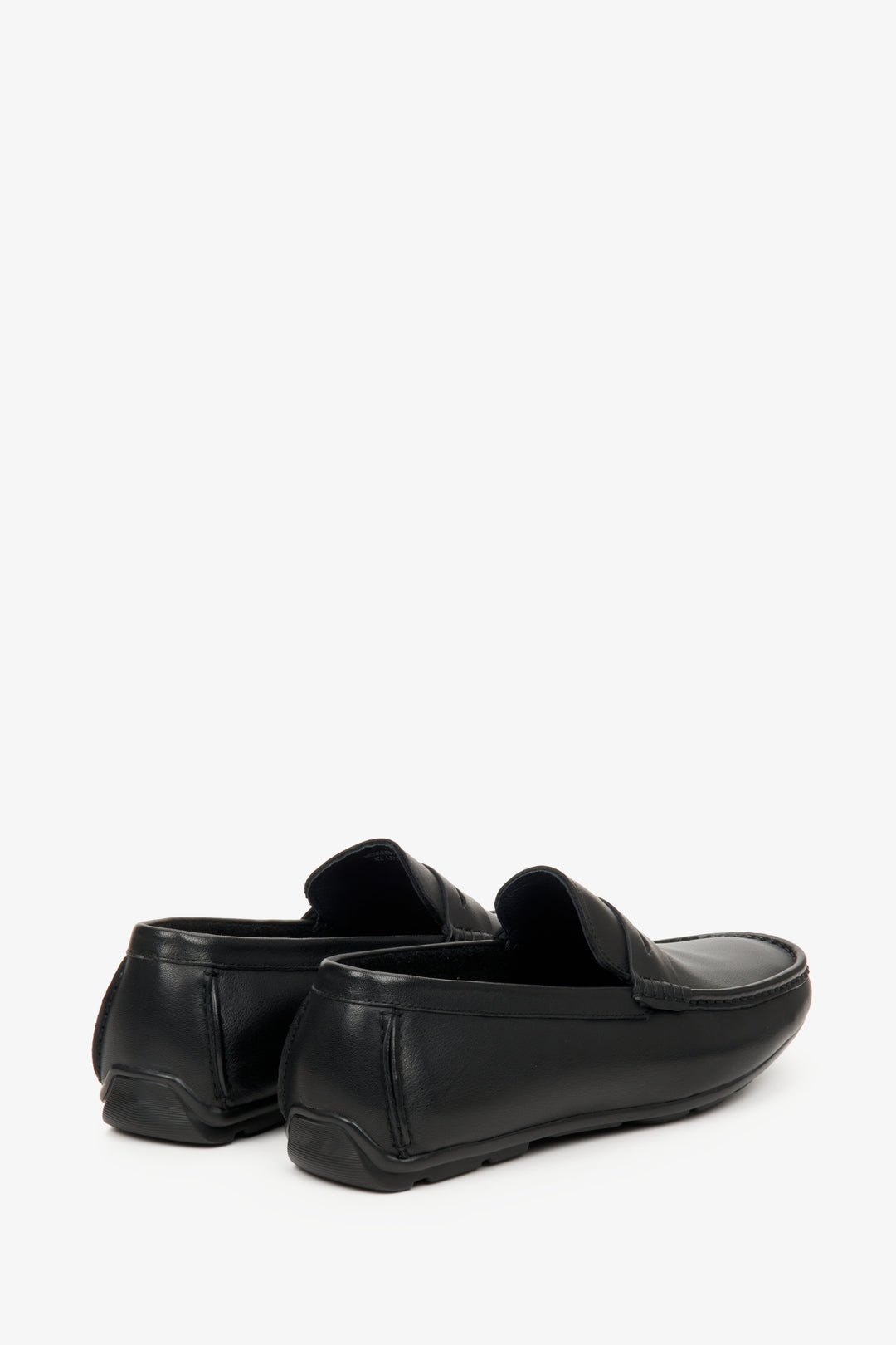 Estro men's leather loafers in black for spring and autumn - close-up on the heel and side seam of the shoes.