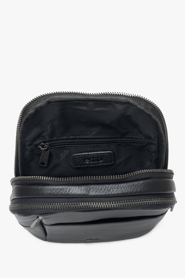 Stylish black men's shoulder bag by Estro, made from soft leather and textiles - presentation of one of the pockets.