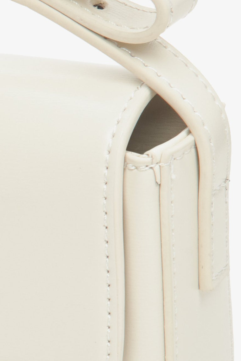 Women's beige leather shoulder bag Estro - close-up on details.