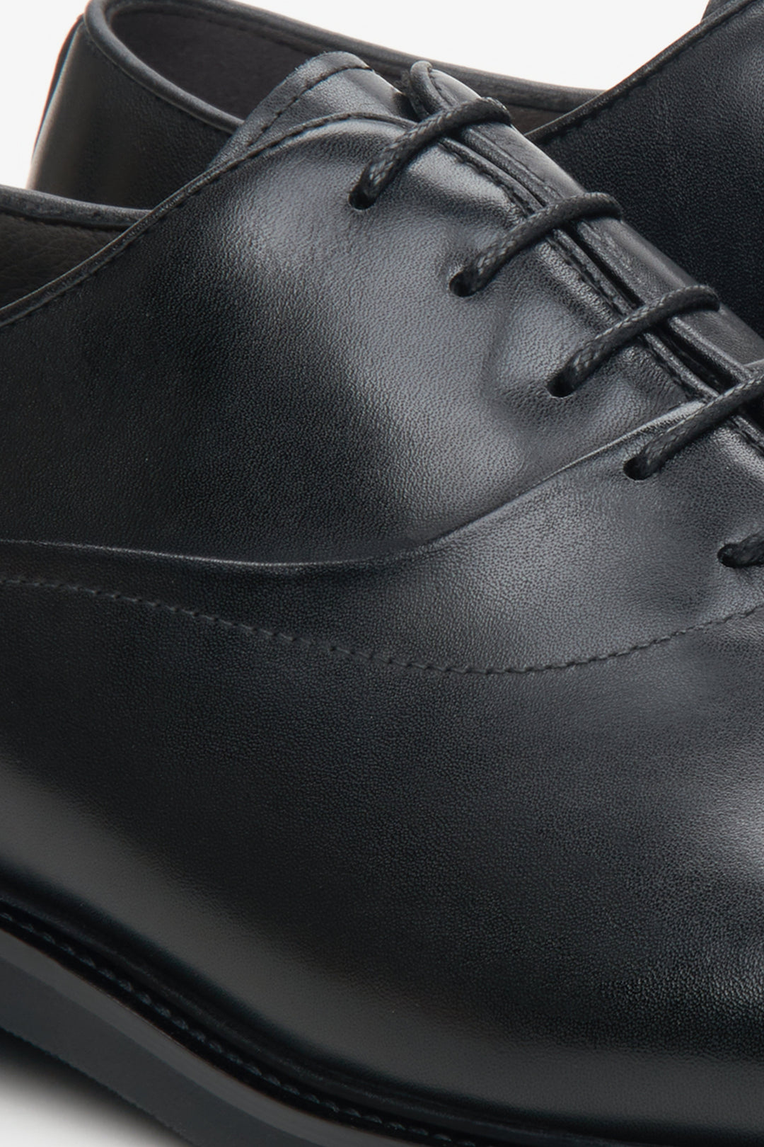 Men's Oxford-style lace-up shoes in black - close-up on the details.