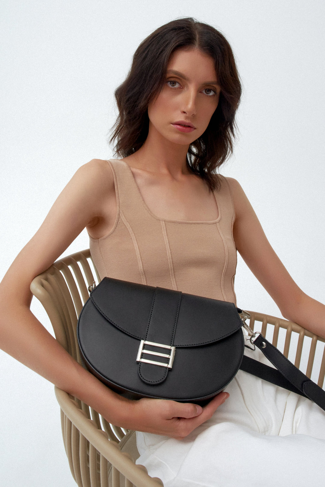 Women's Black Leather Handbag with an Adjustable Strap Estro ER00111733.