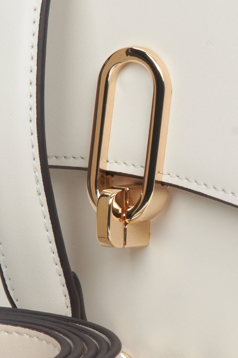 Women's leather white handbag Estro with golden fittings - presentation of the entire set.