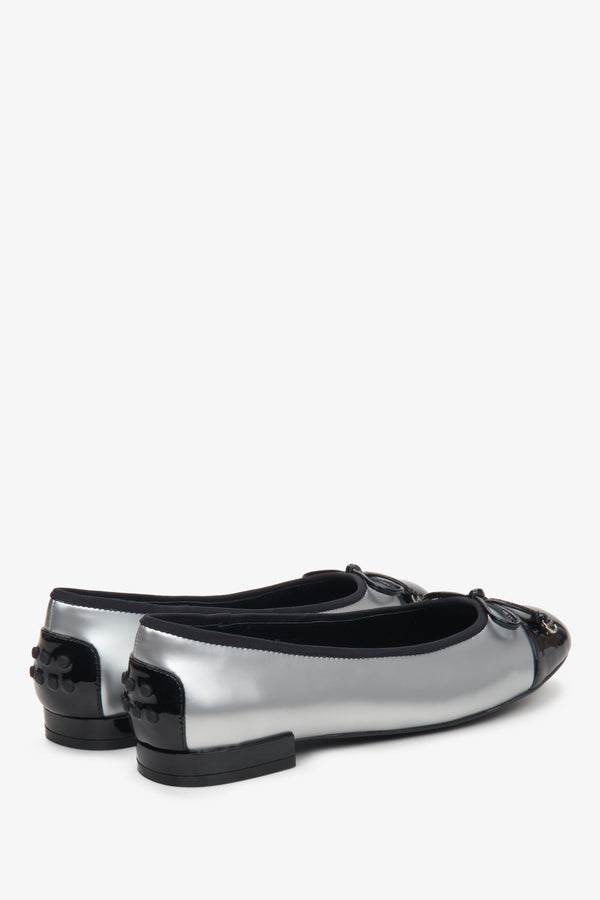 Women's ballet flats in silver-black color by Estro - close-up on the heel.