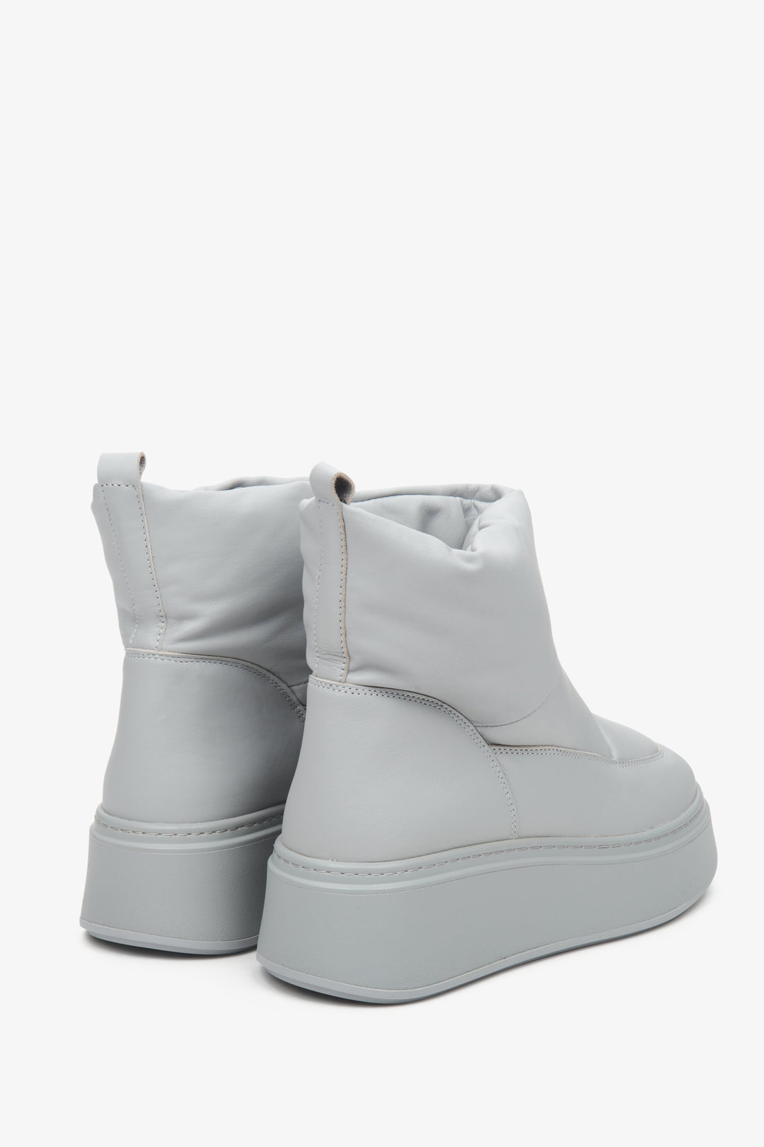 Estro women's grey leather winter snow boots with natural fur - close-up on the heel and side seam.