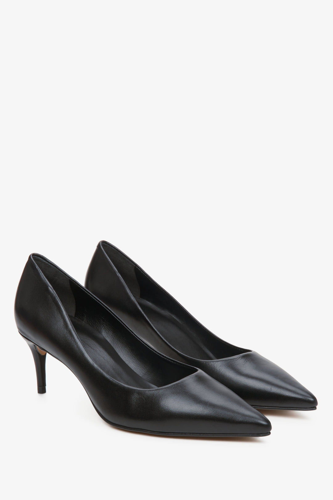 Leather women's pumps in black color by Estro - close-up of the shoe's toe.