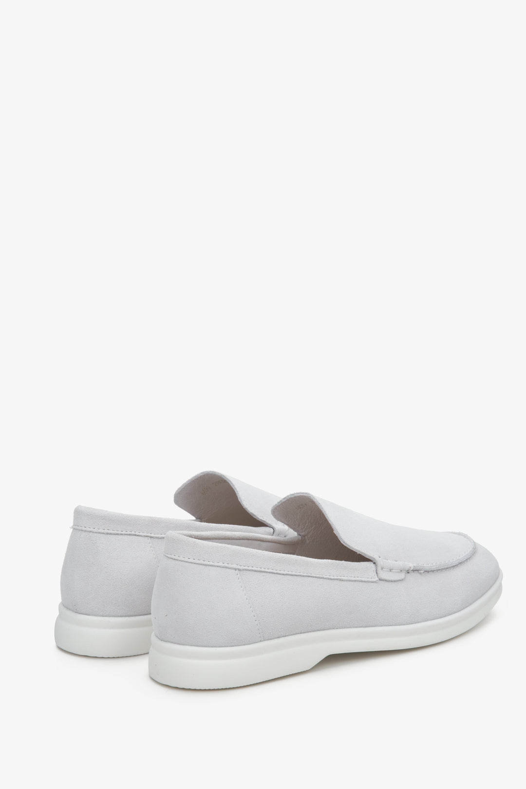 Women's suede moccasins in light grey Estro - close-up of the heel and side seam of the shoes.