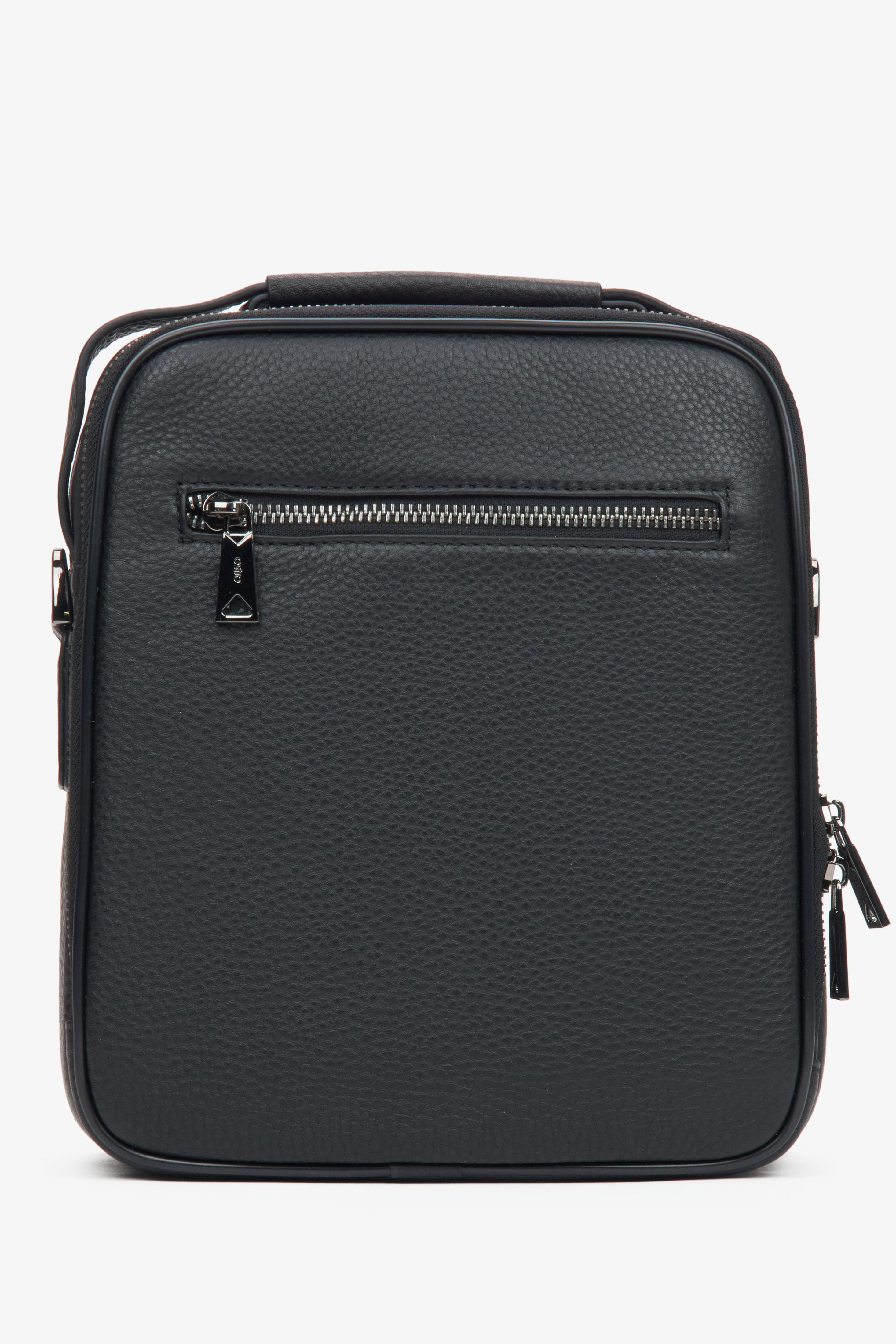 Men's black shoulder bag with an adjustable strap, made of genuine leather, by Estro - back view of the model.