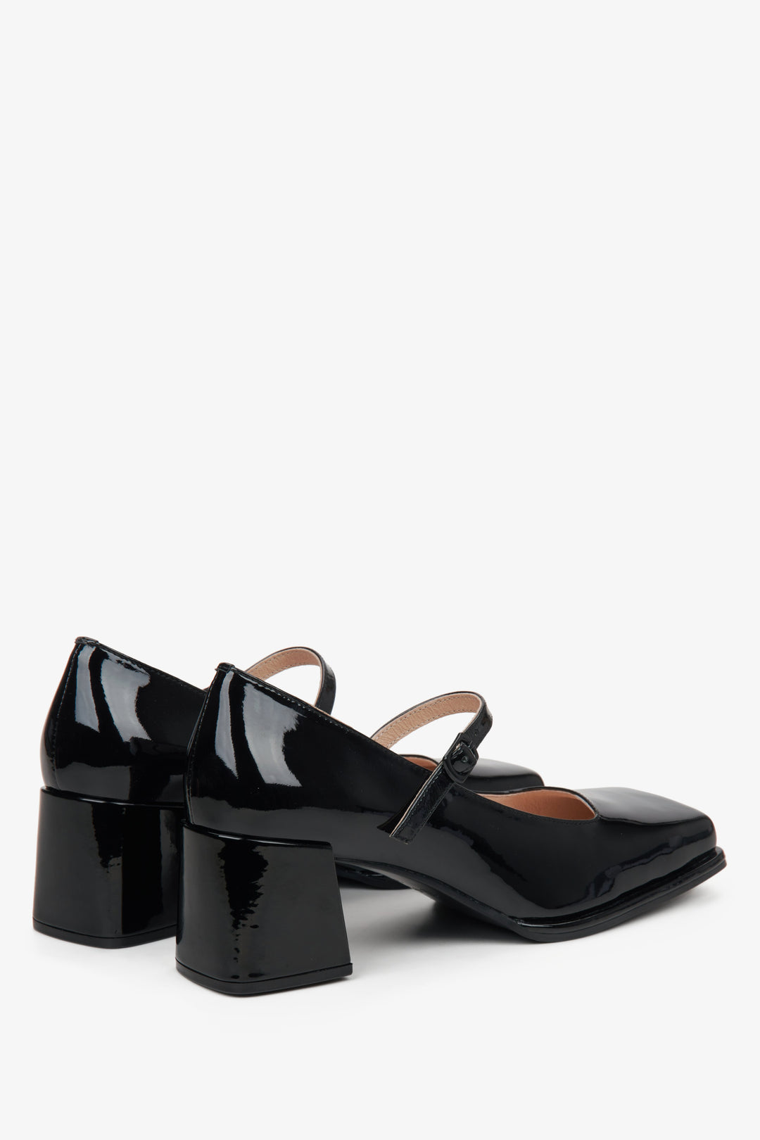 Women's elegant black patent leather pumps Estro - a close-up on shoe heel counter.