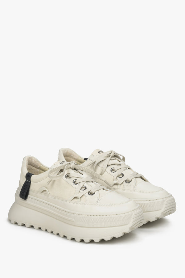 Women's beige sneakers with perforated sole by Estro.