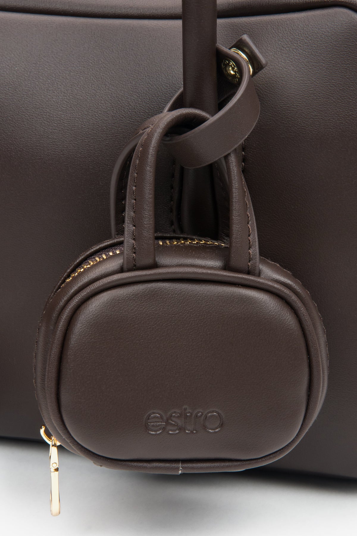 Dark brown leather women's handbag by Estro in a boxy shape – a combination of classic elegance and functional design, details.