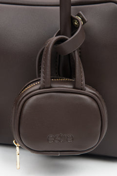 Dark brown leather women's handbag by Estro in a boxy shape – a combination of classic elegance and functional design, details.