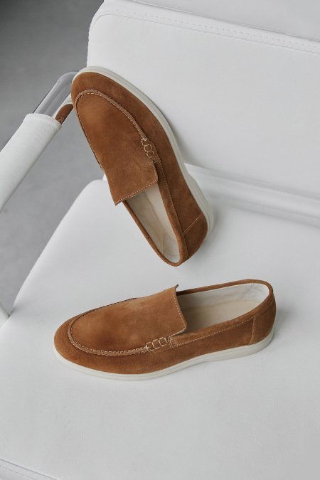 Women's suede loafers in brown by Estro - presentation of the sideline and white sole.