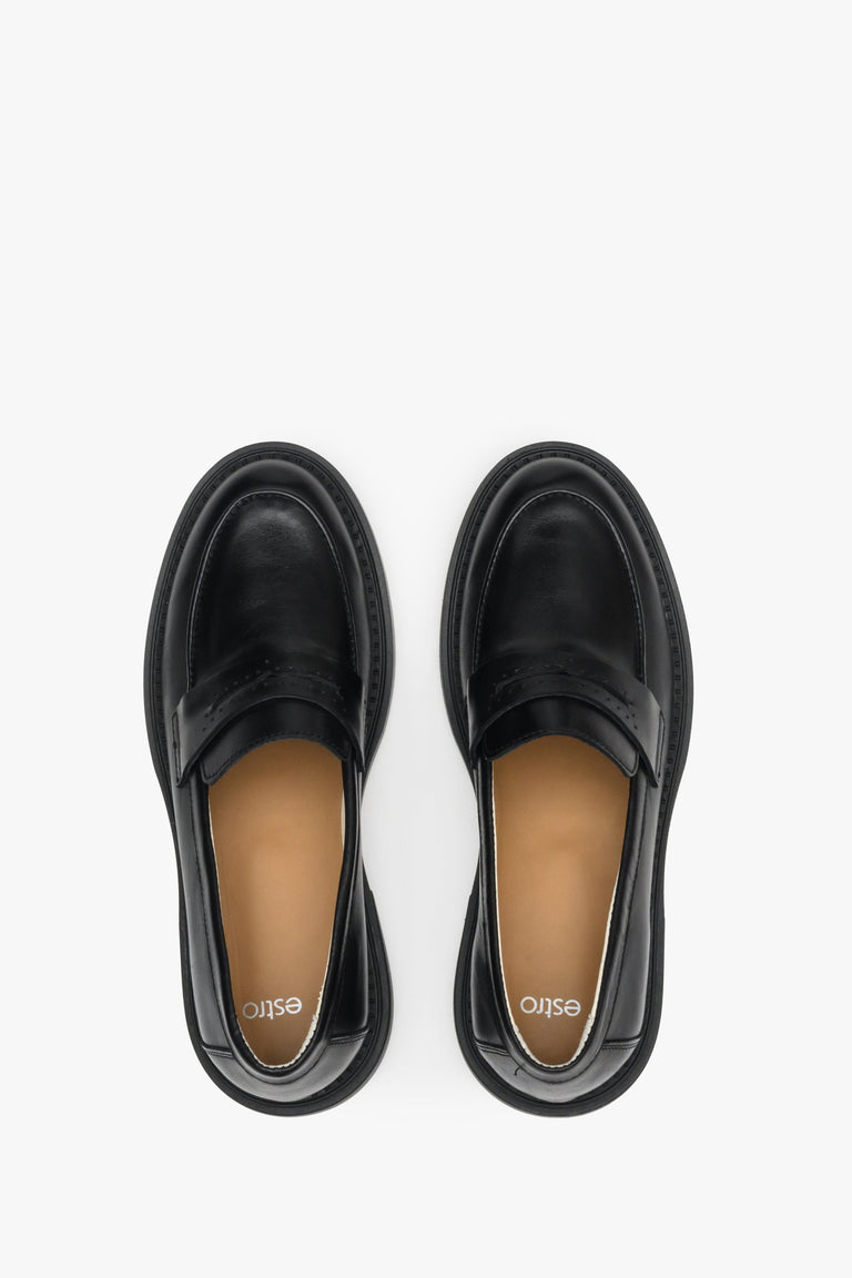 Black leather loafers for women Estro - presentation of the model from above.