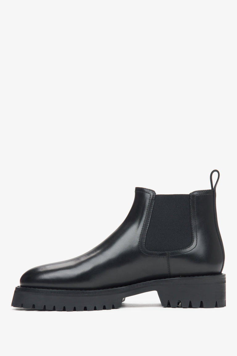 Estro black low-top Chelsea boots for women made of genuine leather - side profile of the shoe.