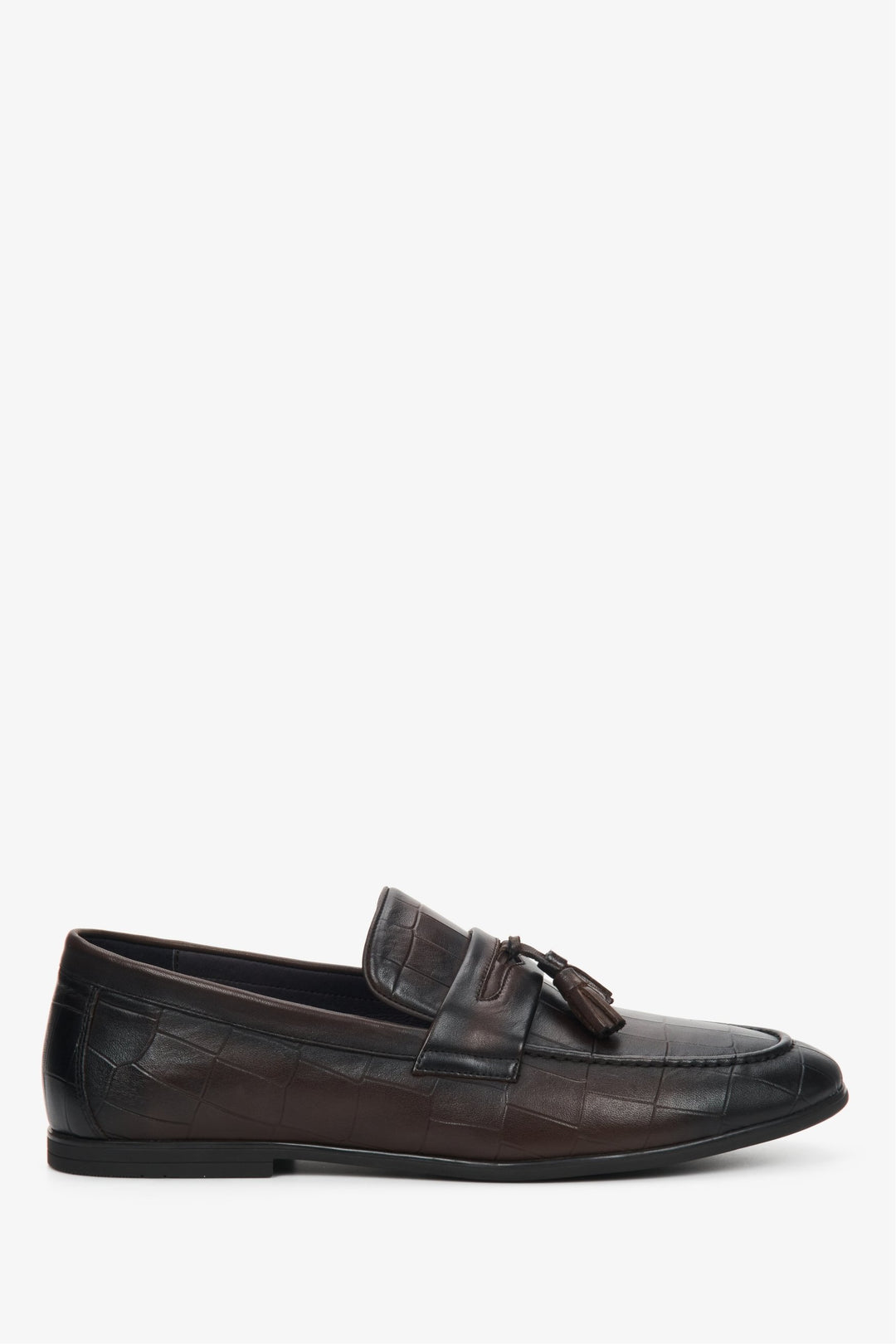 Men's dark brown loafers made of genuine leather - close-up of the shoe profile by Estro.