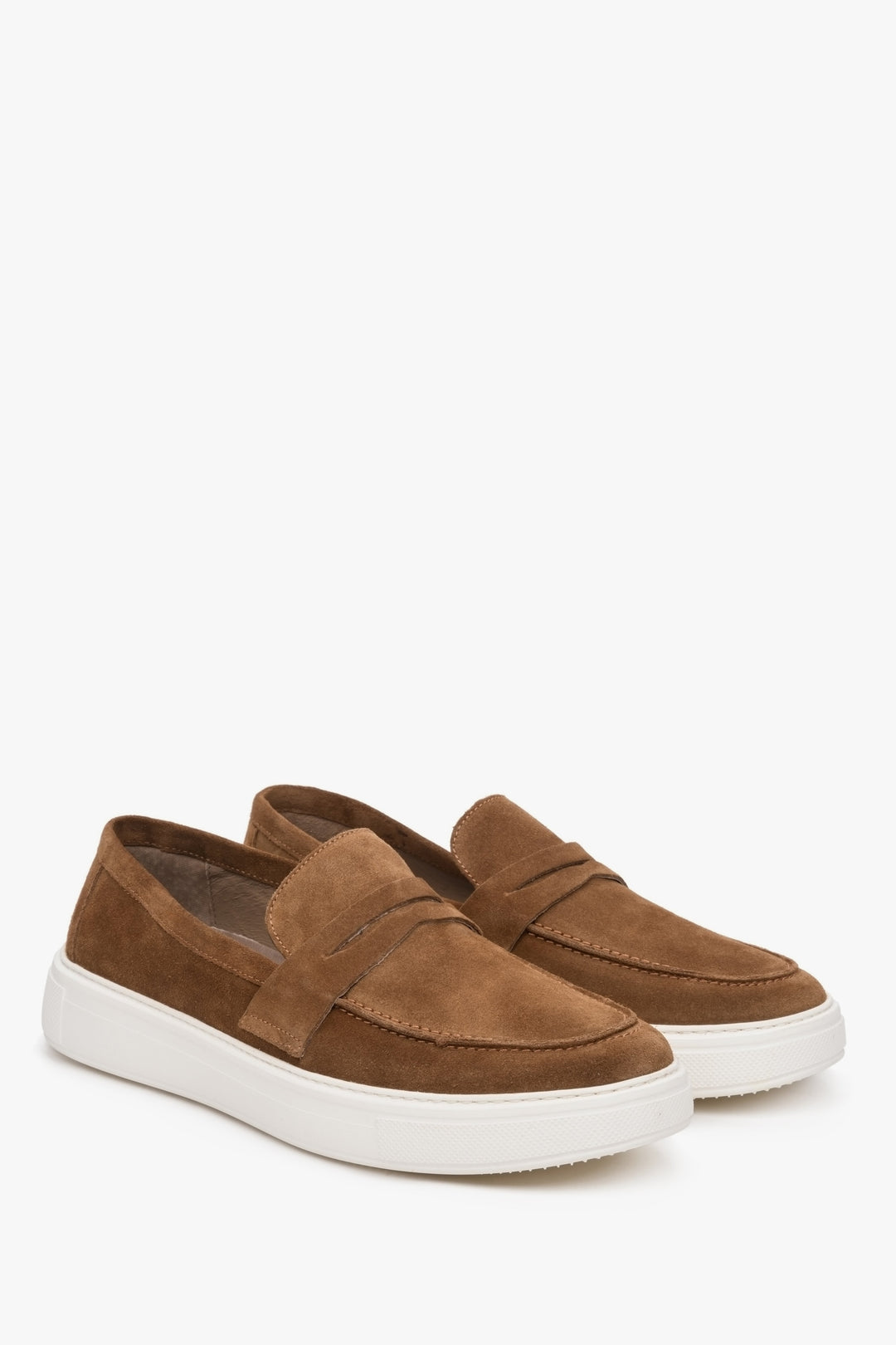 Estro men's brown natural suede moccasins - presentation of the toe and side seam of the shoes.