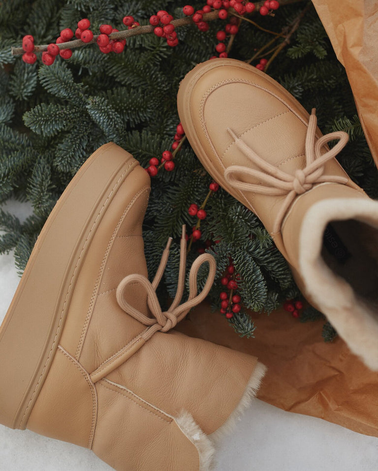 Fur lined snow boots in brown.