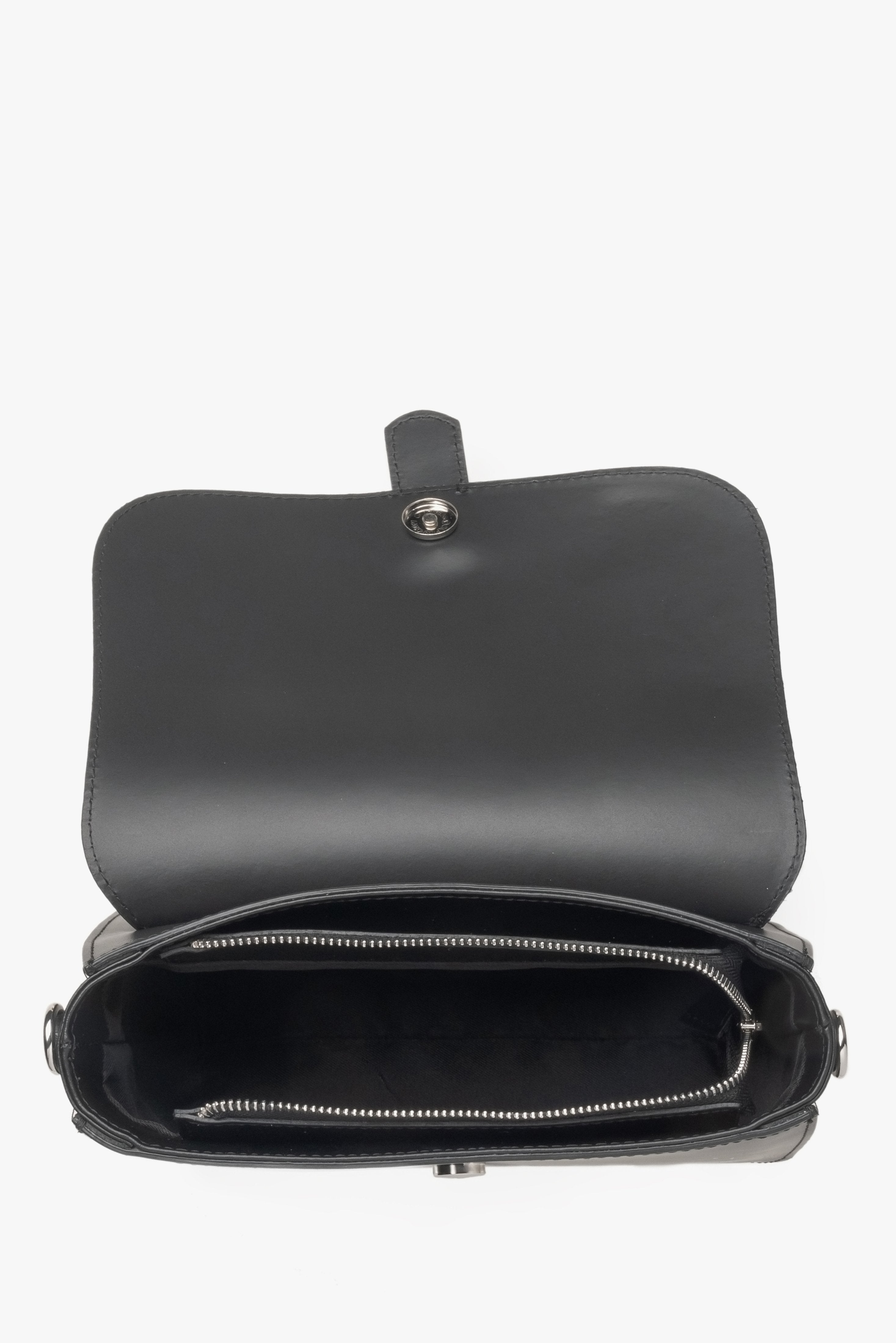 Women's black leather handbag by Estro - interior presentation of the model.