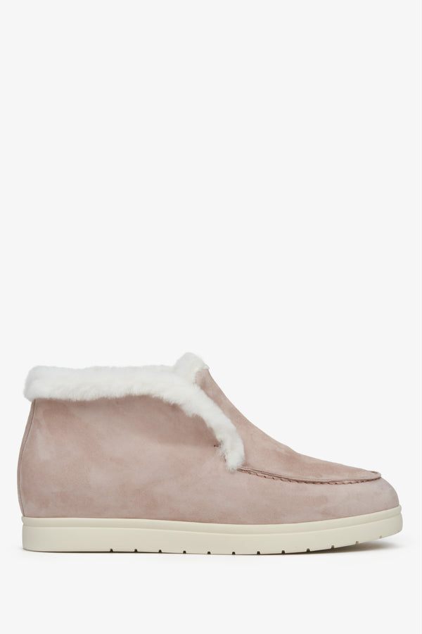 Estro women's winter moccasins with natural fur - close-up view in pink.