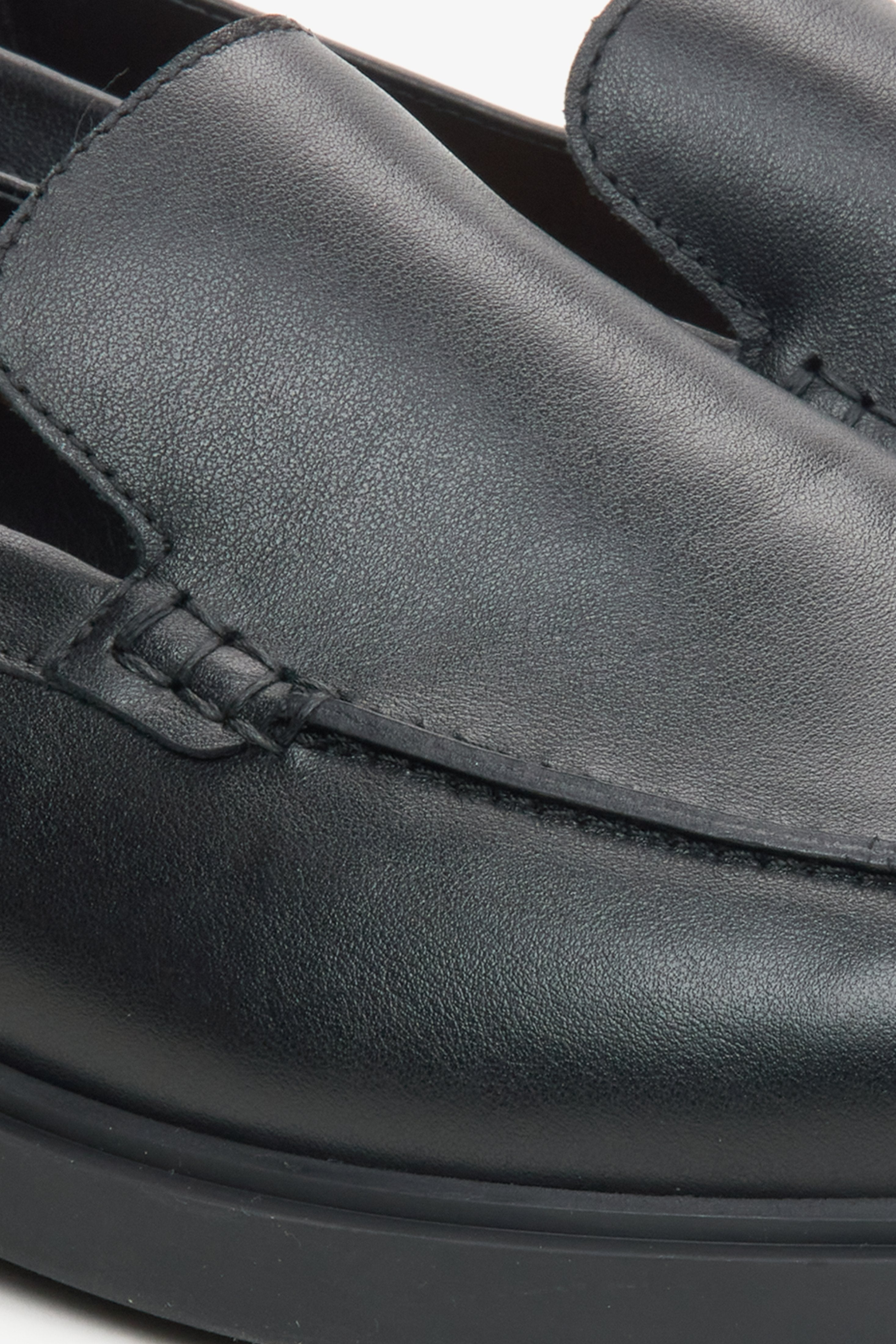 Black leather men's moccasins Estro - close-up on the details.