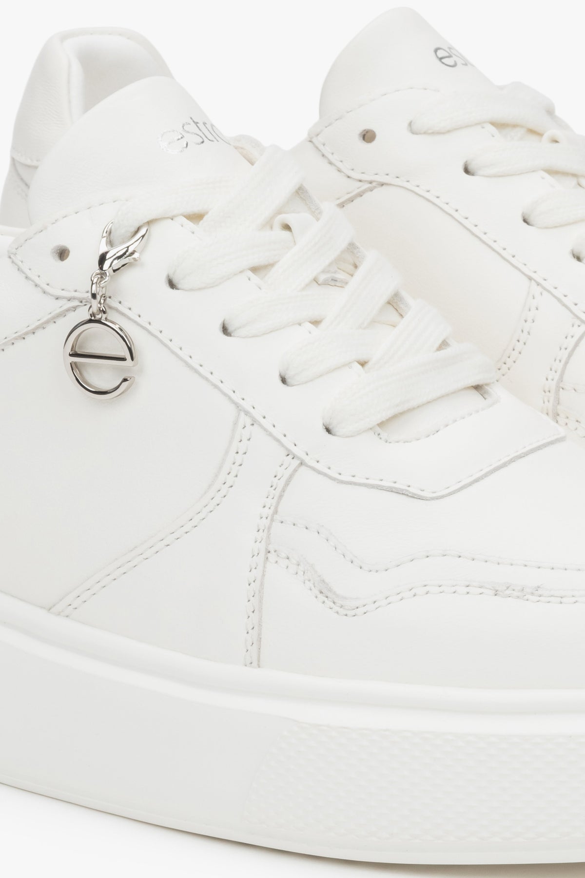 White leather Estro women's sneakers with a flexible sole – the essence of urban style and everyday comfort.