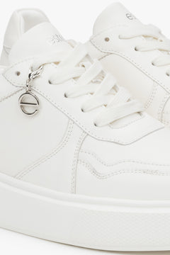 White leather Estro women's sneakers with a flexible sole – the essence of urban style and everyday comfort.