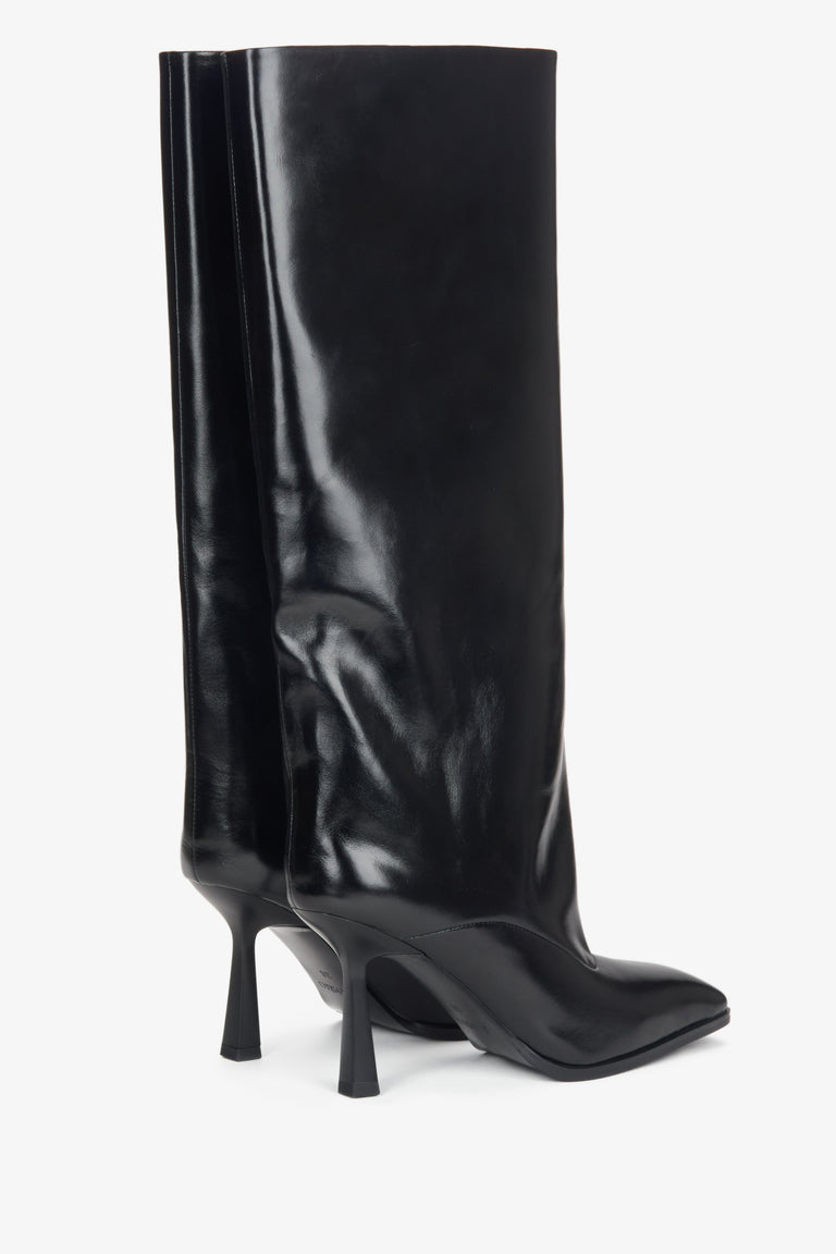 Black patent leather stiletto boots for women with a loose shaft by Estro - close-up of the back and side of the model.