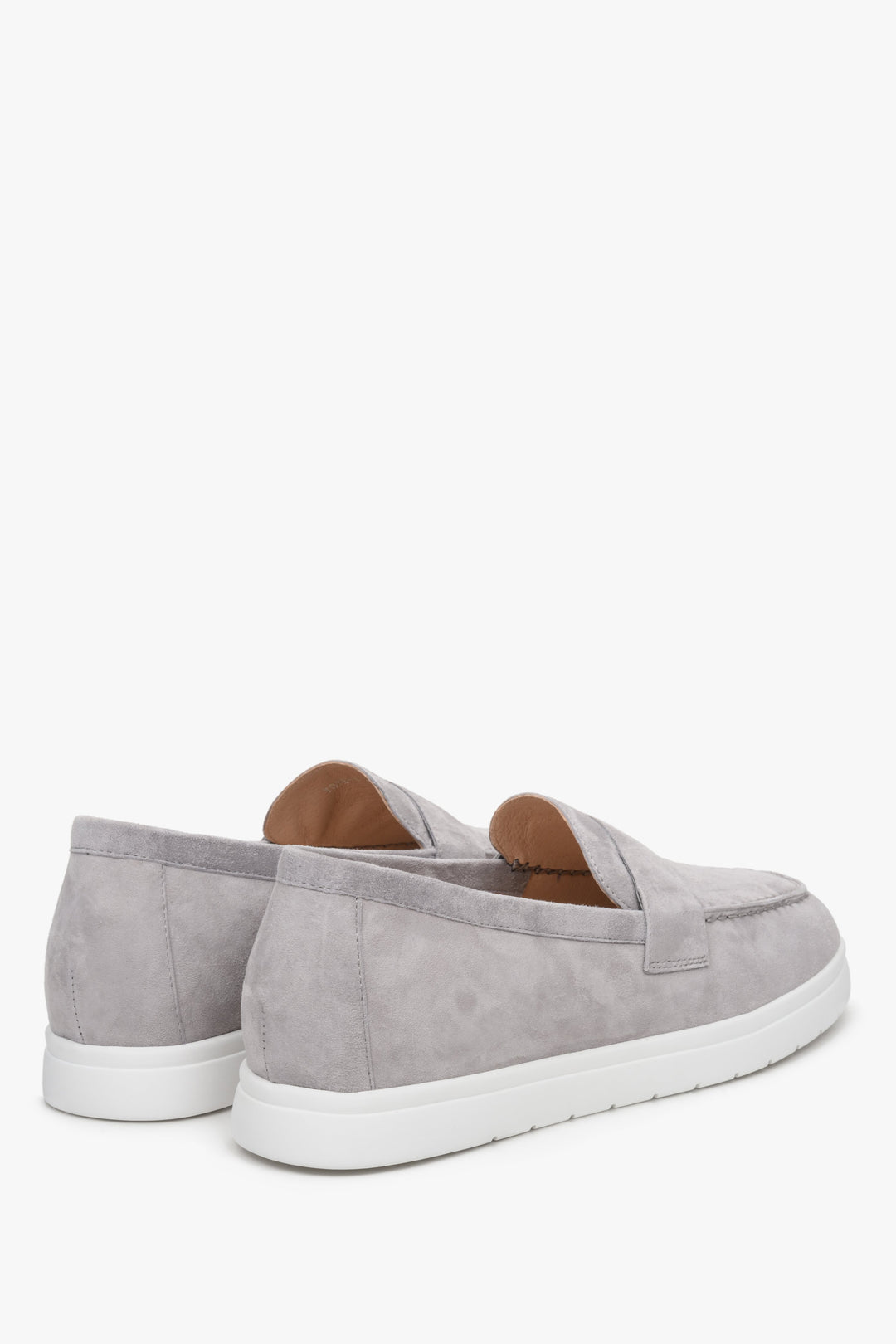 Women's Estro velour moccasins for fall in grey - presentation of the heel and side vamp.