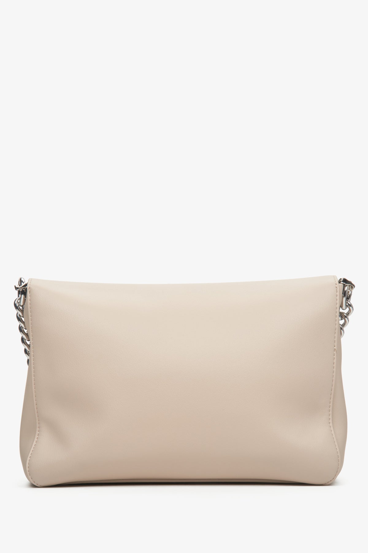Women's light beige leather crossbody bag Estro with a chain - back view of the model.
