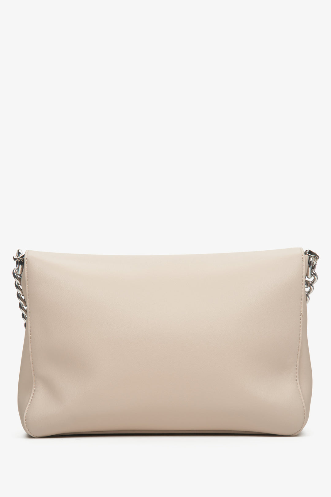 Women's light beige leather crossbody bag Estro with a chain - back view of the model.