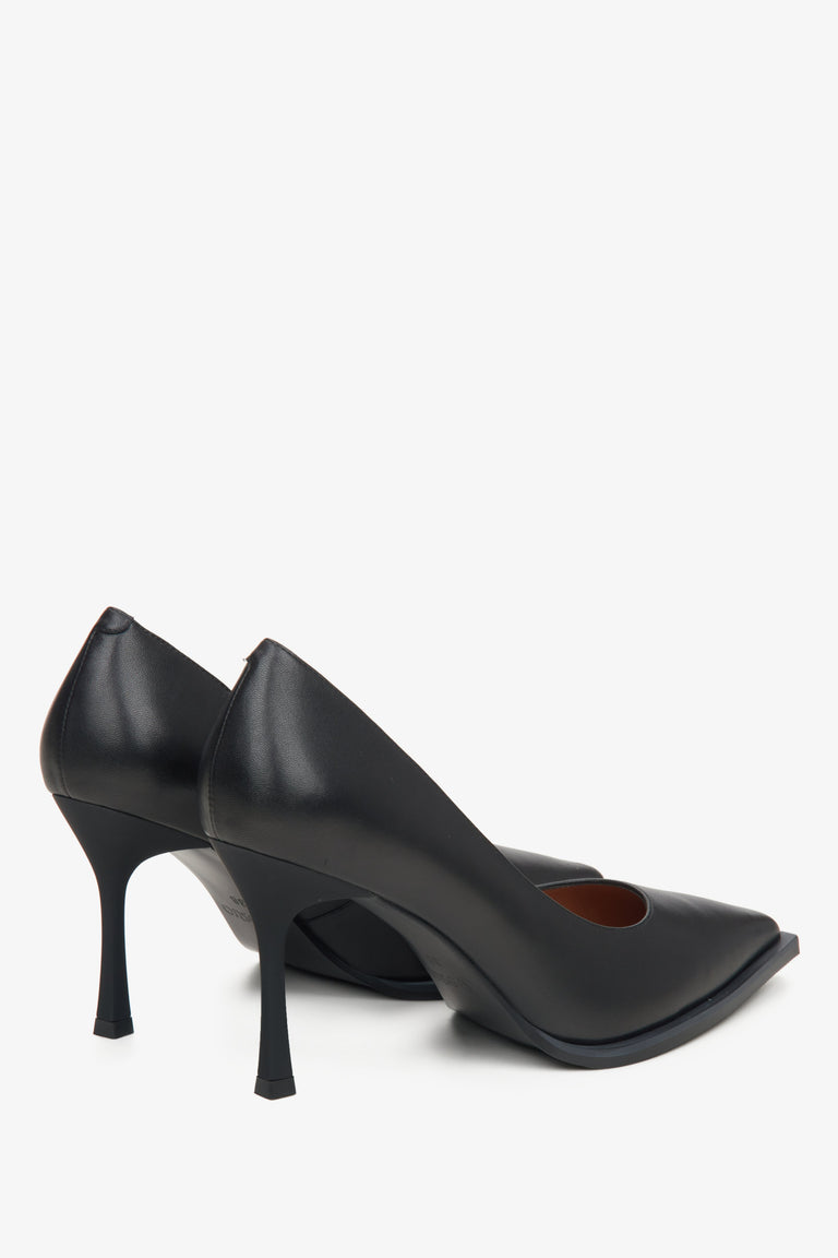 Estro women's black heeled pumps - close-up of the back and side of the shoe.