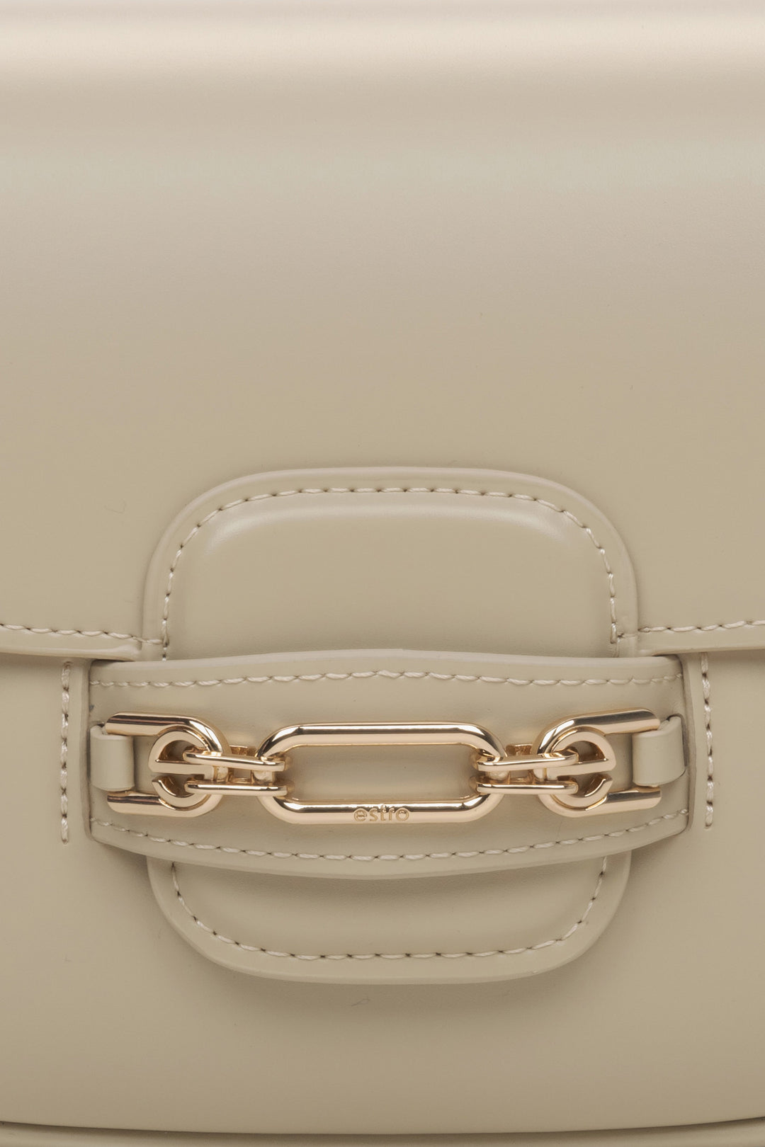 Women's beige leather bag - close-up on the detail.