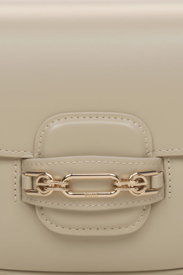 Women's beige leather bag - close-up on the detail.