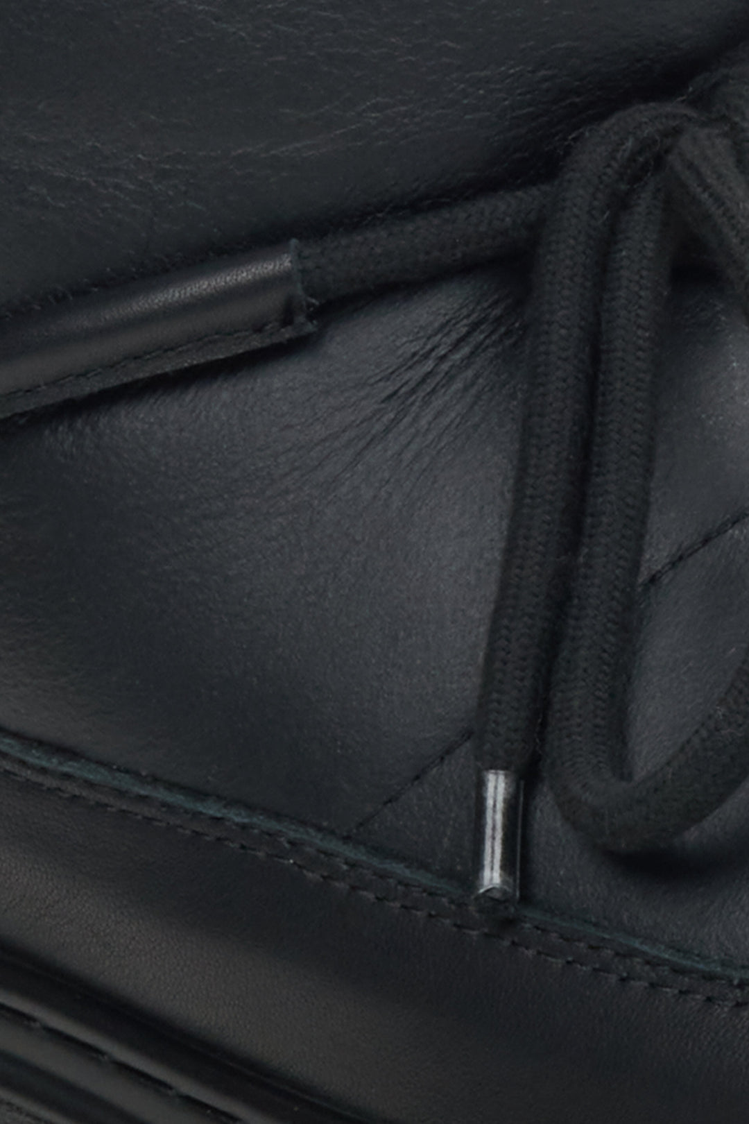 Black leather snow boots by Estro - a close-up on details.