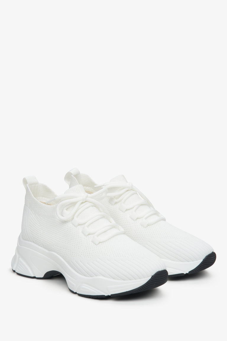 White mesh sneakers, laced, on elastic sole of Estro brand.