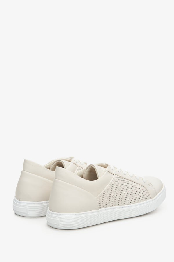 Women's beige leather sneakers with perforation by Estro - close-up of the heel and the side of the shoe.