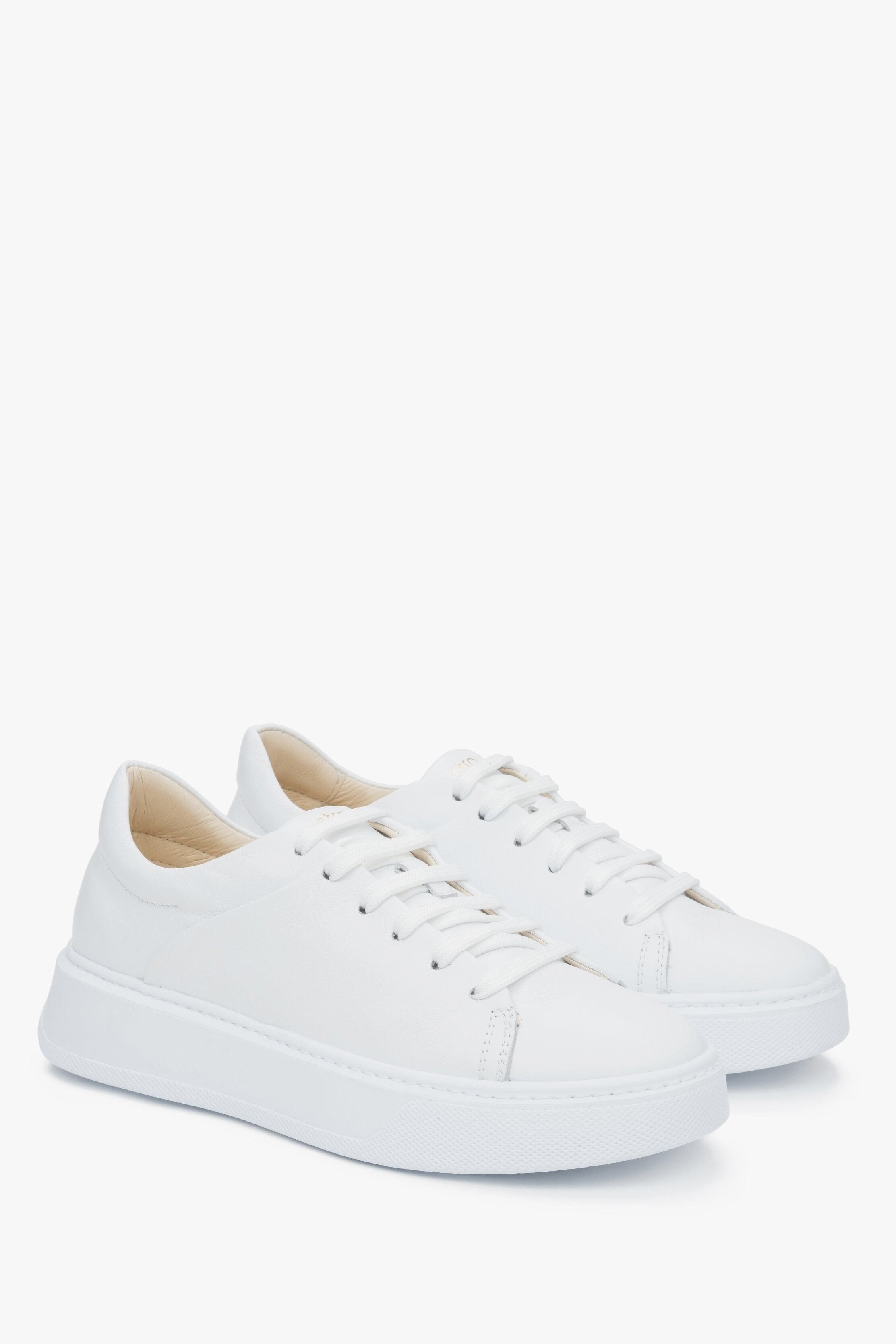 Women's white sneakers Estro made of leather.