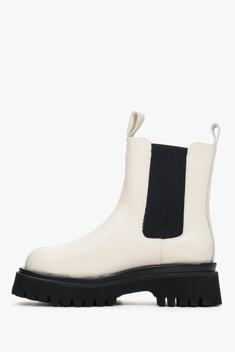 Estro high women's leather ankle boots in black and white color - shoe profile.