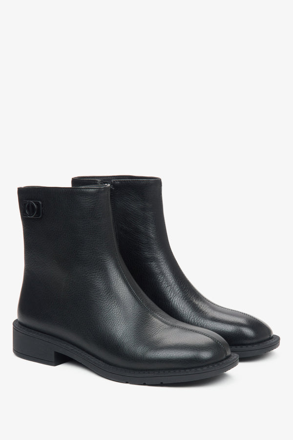 Black women's ankle boots made of genuine leather with light insulation by Estro - close-up of the toe and side line of the shoes.