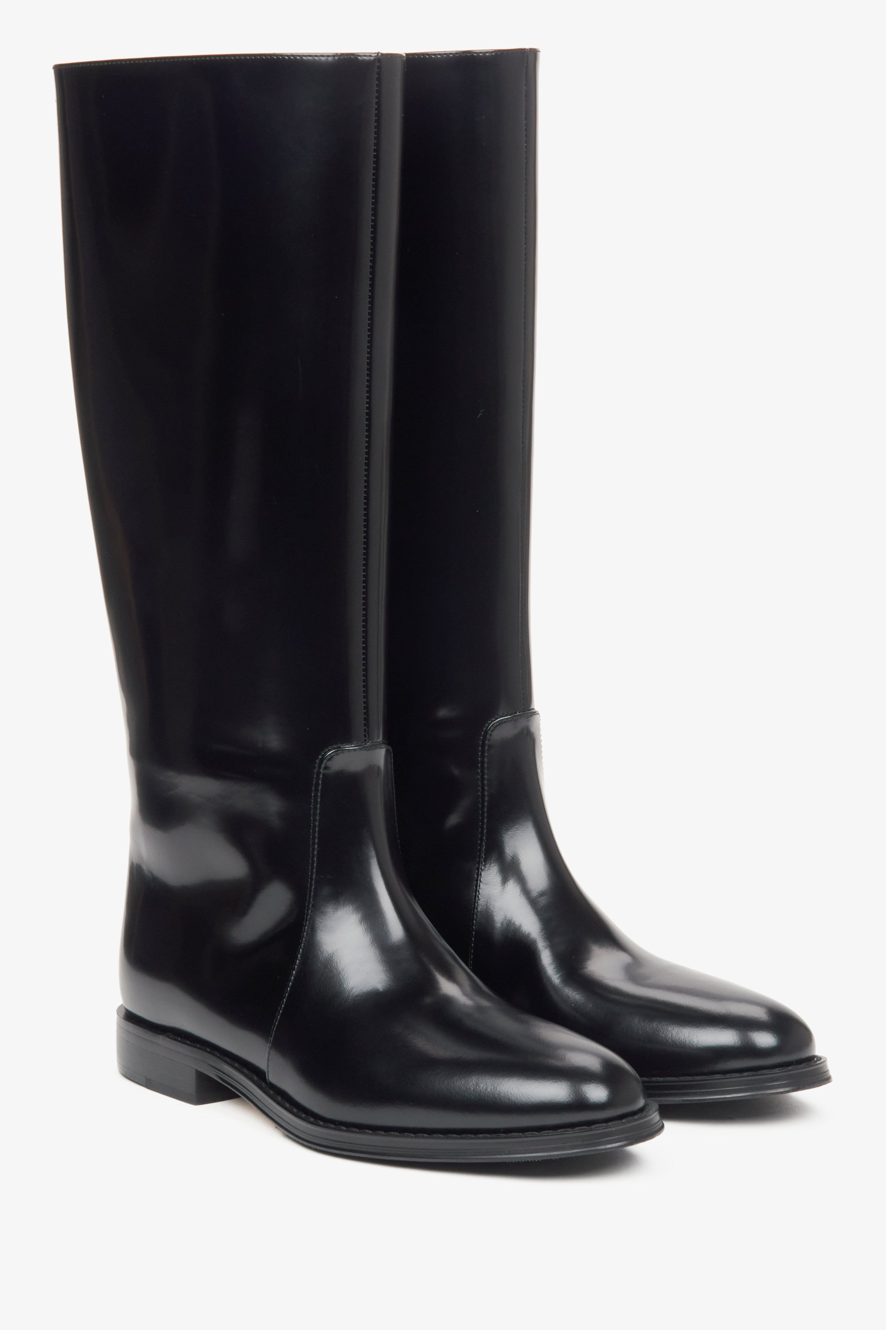 Estro black leather knee-high boots for women with a high gloss finish and wide shaft - close-up of the side line and toe of the boots.