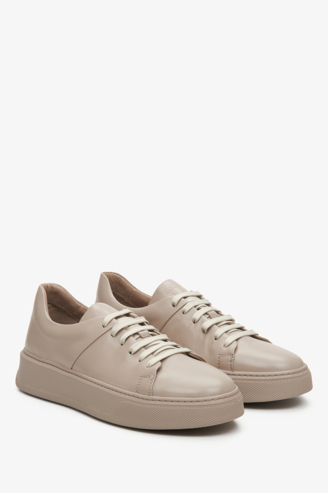 Women's leather sneakers in beige with laces - presentation of the toe and side seam of the shoe.